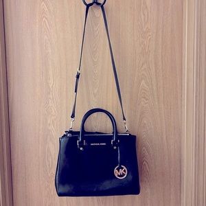 Michael Kors • Black Patent Leather • Shoulder/crossbody